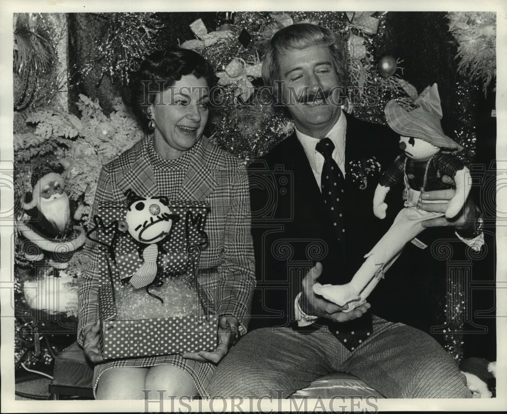 1974 Press Photo Mrs. Frank Trucks with Christmas decorations and Other - Historic Images