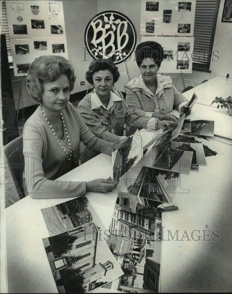 1975 Press Photo Birmingham Beautification Board Members sift through pictures - Historic Images