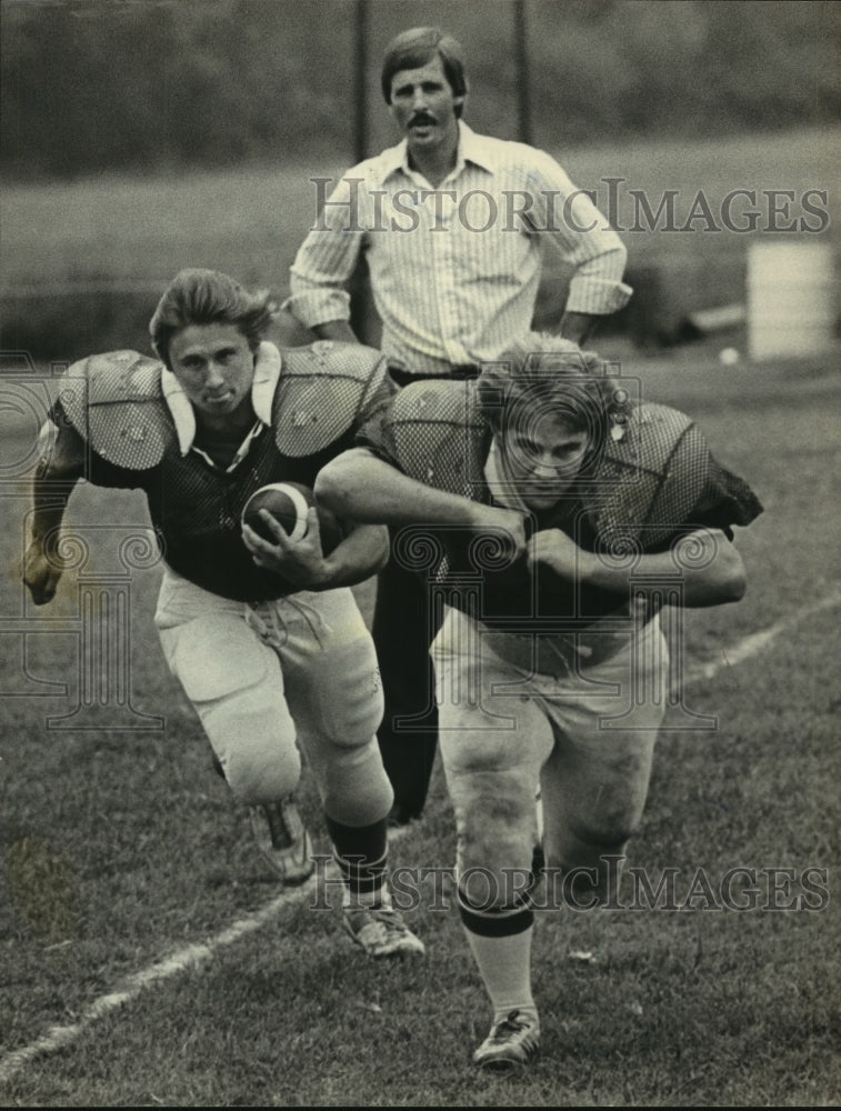 1982 Press Photo Football Players Bryan Russell, Doug Walker with Coach- Historic Images