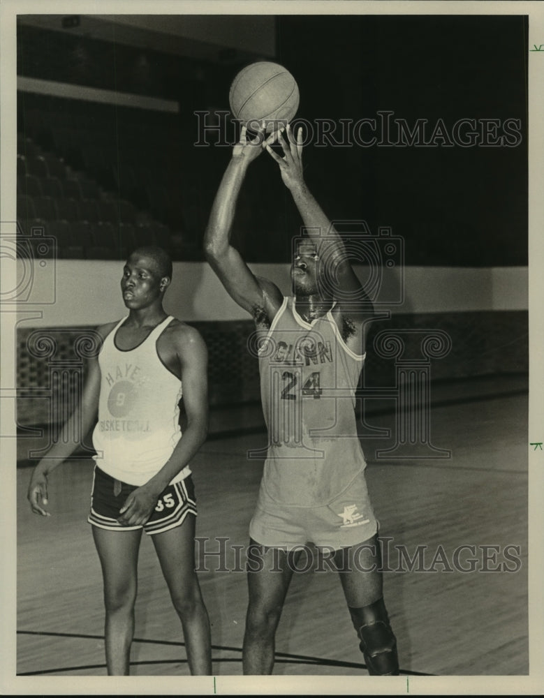 1986 Press Photo Marvin Johnson, Basketball Player with Others in Game - Historic Images