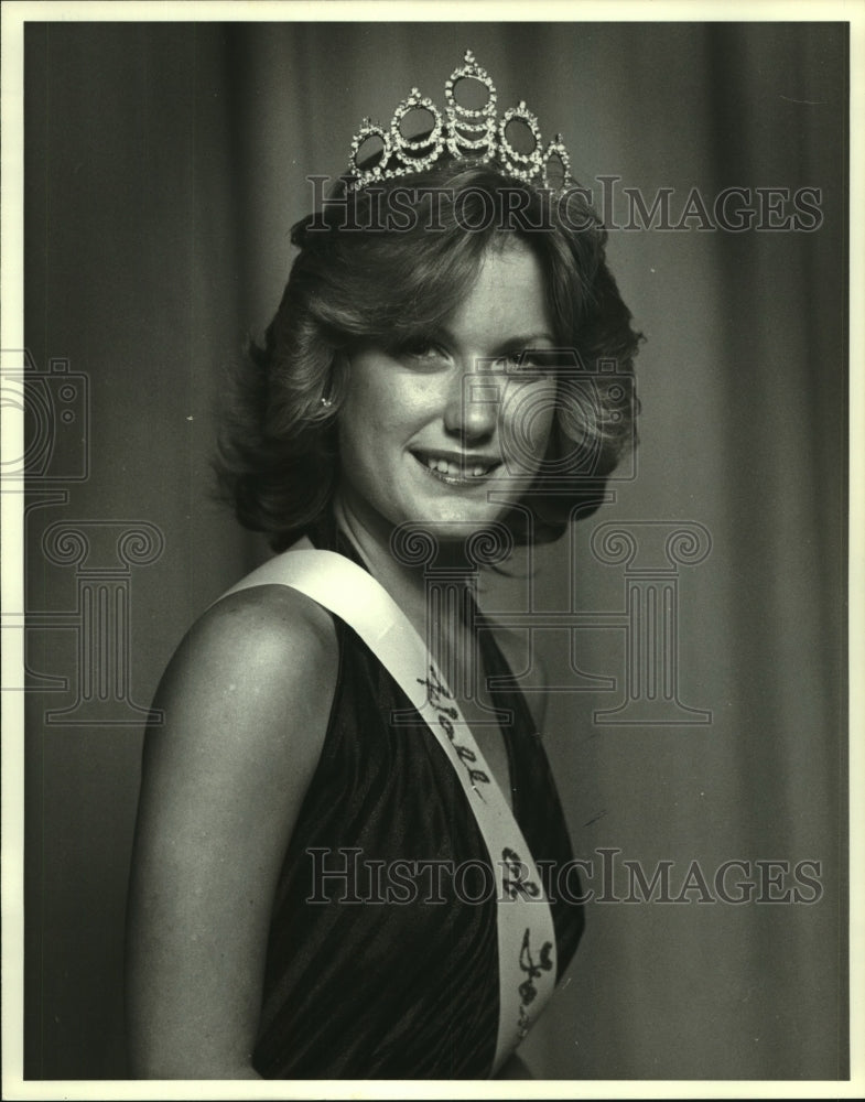 1977 Press Photo Football Sports Hall of Fame Queen wearing crown - abns07619 - Historic Images