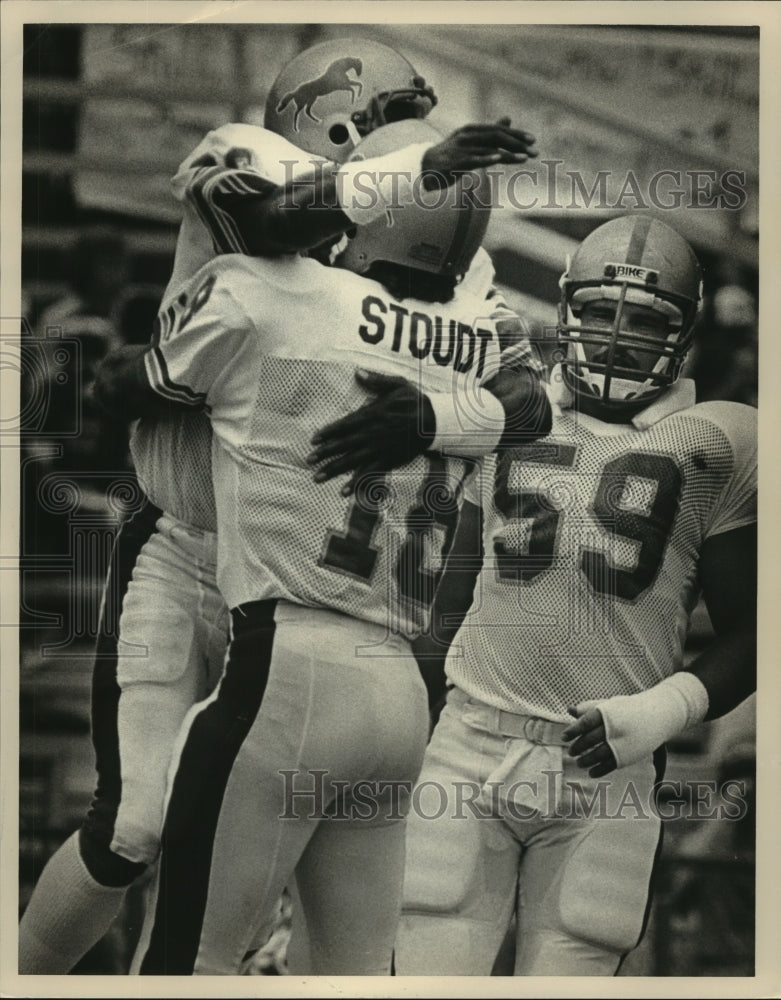 1985 Press Photo Birmingham Stallions Football Players celebrating touchdown - Historic Images