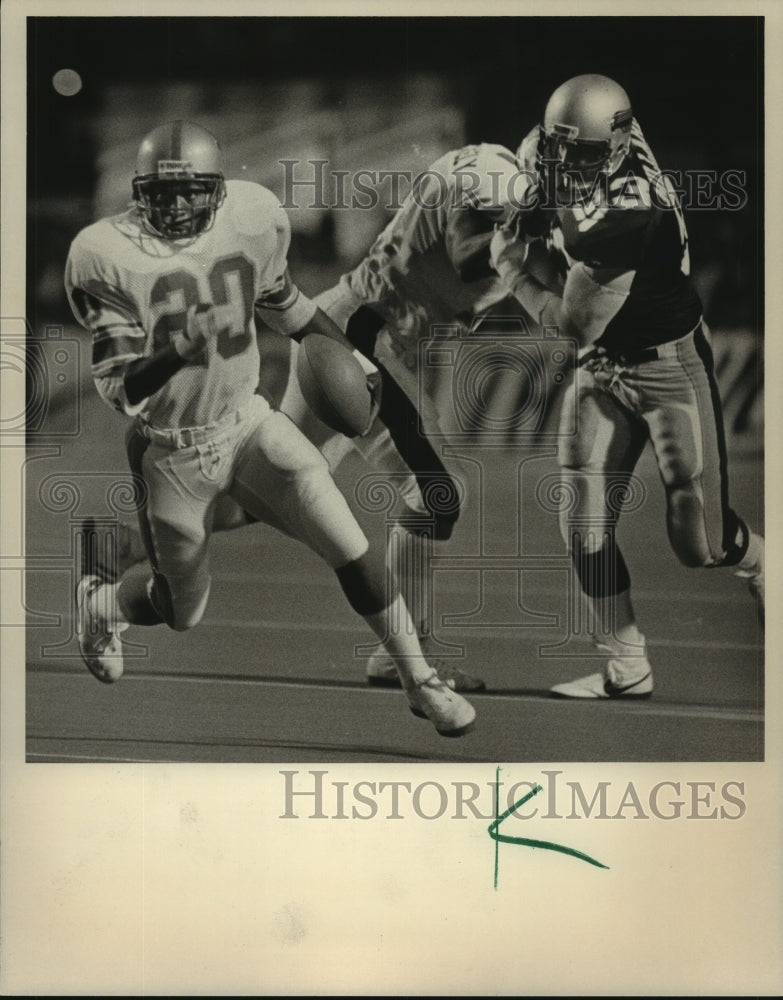 1985 Press Photo Birmingham&#39;s Joe Cribs and Bulls Millard (93) running in game - Historic Images