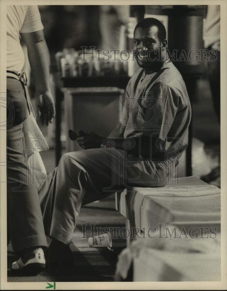 1985 Press Photo Stallions Joe Cribbs sits on bench after leaving game, Alabama - Historic Images