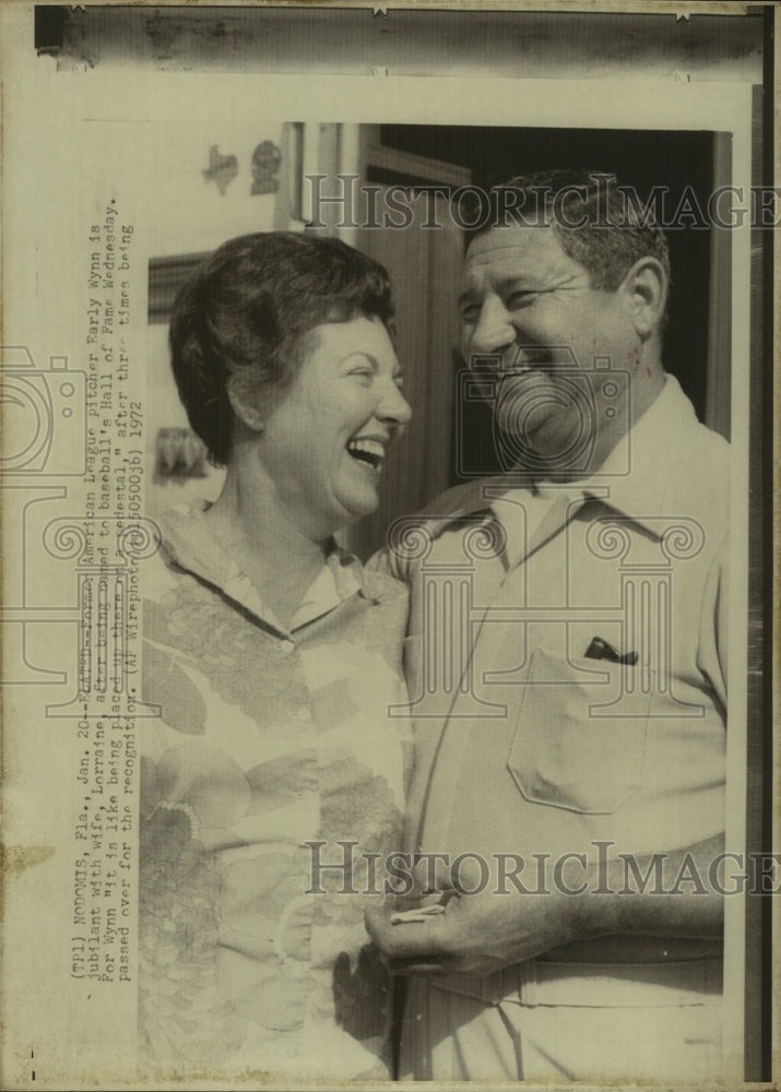 1972 Press Photo Former American League pitcher Early Wynn with wife Lorraine - Historic Images