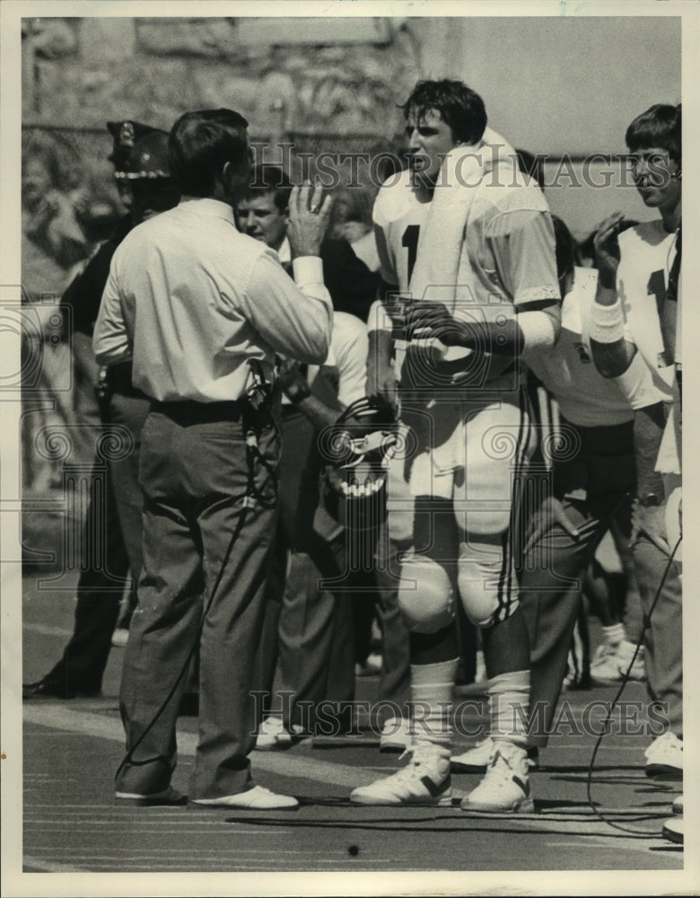 Press Photo Alabama Football Coach Ray Perkins with Football Players - Historic Images