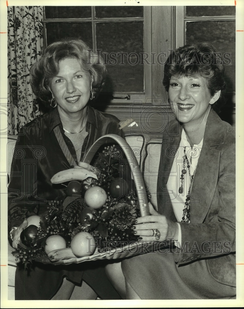 1978 Press Photo Hall of Fame Bowl Hostesses With Fruit Basket for Guests - Historic Images