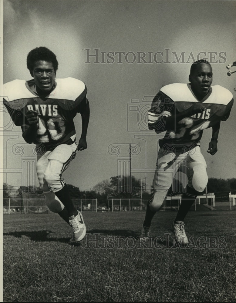 1986 Press Photo Davis School Football Players Walter James, Darvis Davidson - Historic Images