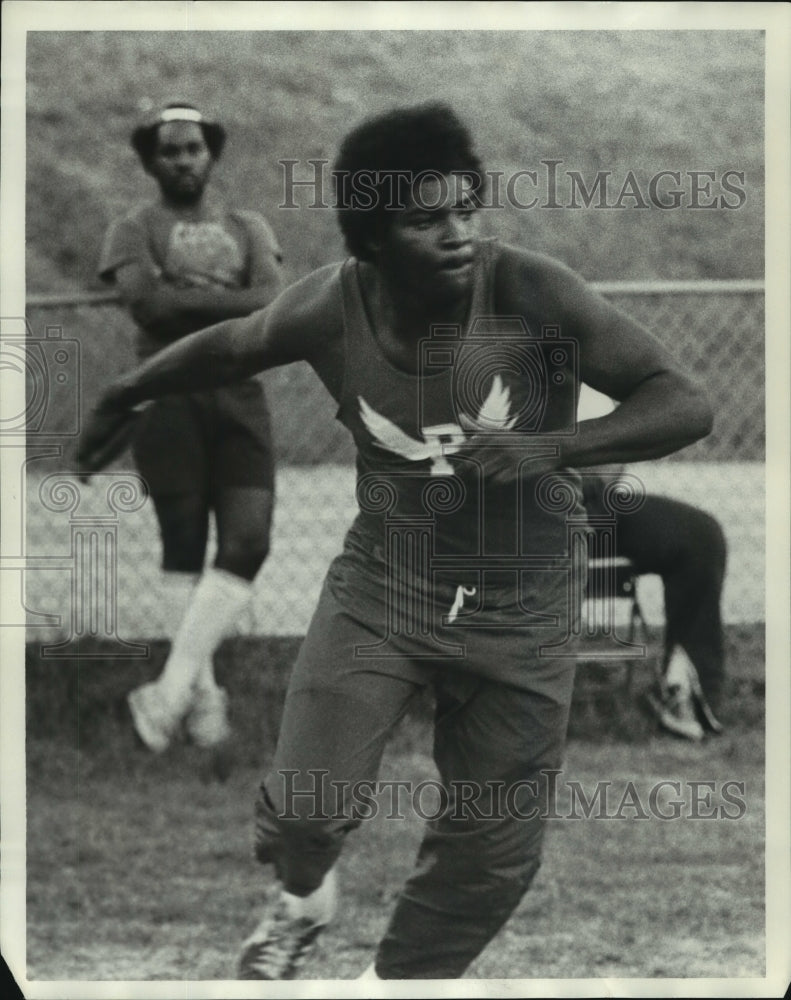 1977 Press Photo Frank Warren, Shot-Put, Sports - abns07724 - Historic Images