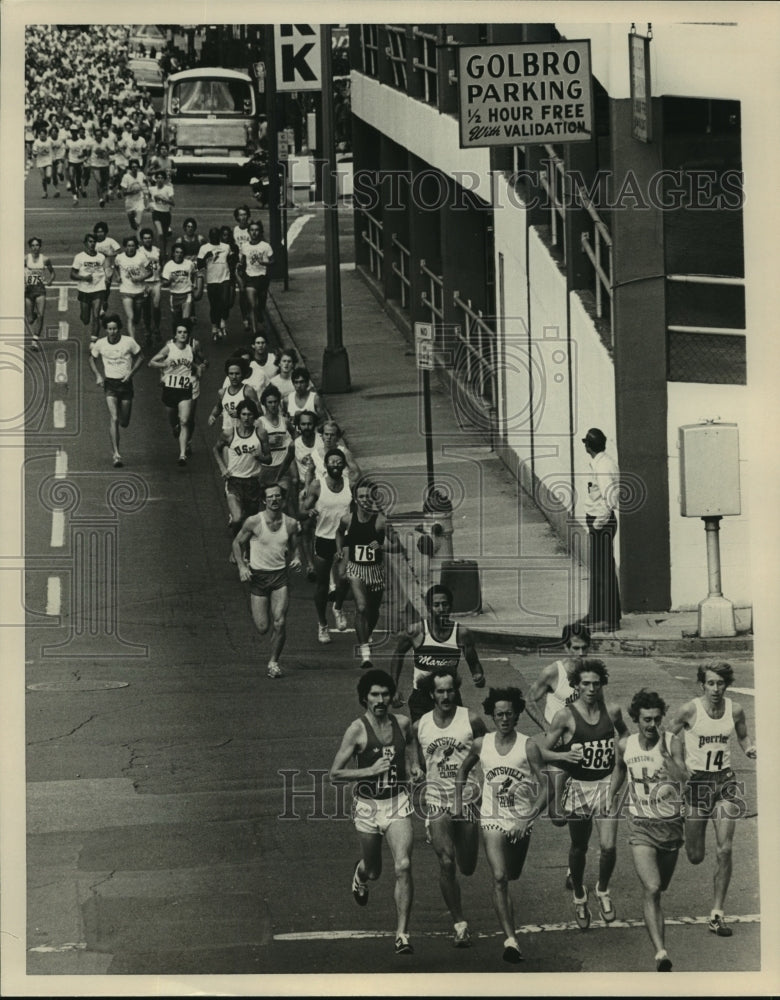 1977 Press Photo Large group of runners on downtown street at the Vulcan Run - Historic Images