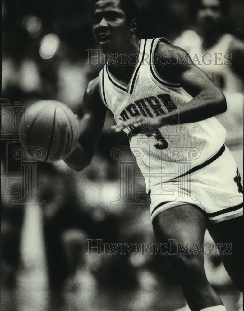 1982 Press Photo Auburn Basketball Player Byron Henson in Game with Others - Historic Images