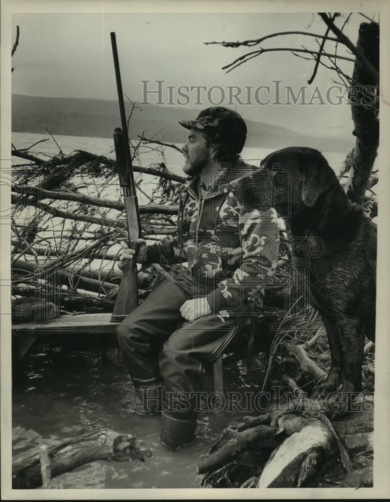 1986 Press Photo Sports, Hunting, Kelly Seibels and his Labrador, Layla in blind - Historic Images