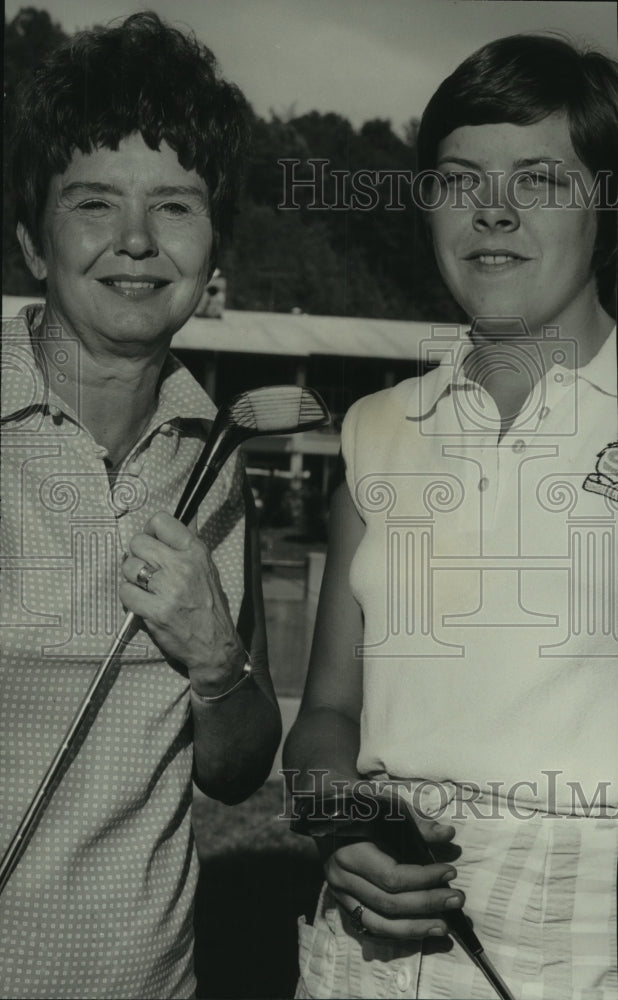 1976 Press Photo Mrs. Ceil Watkins, Nancy Schlick of Green Valley Country Club - Historic Images