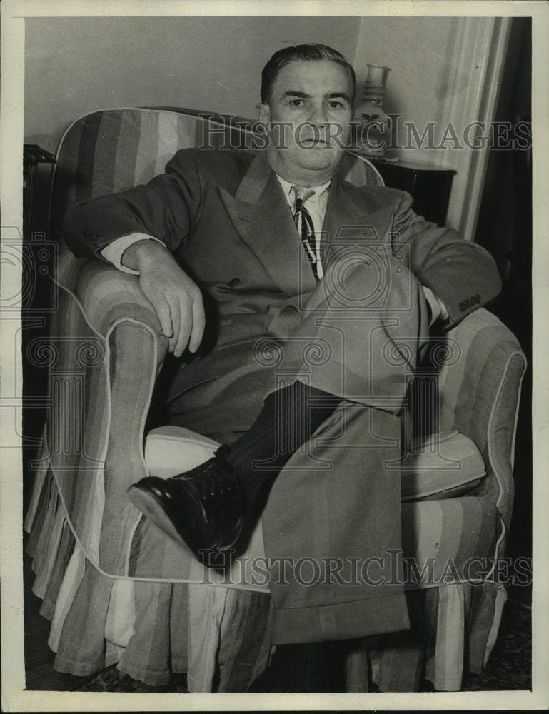 1949 Press Photo Frank Thomas sits on chair - abns07884 - Historic Images