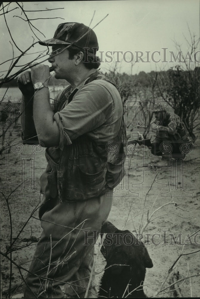 1982 Press Photo Hunter Bob Owen makes bird calls - abns07888 - Historic Images