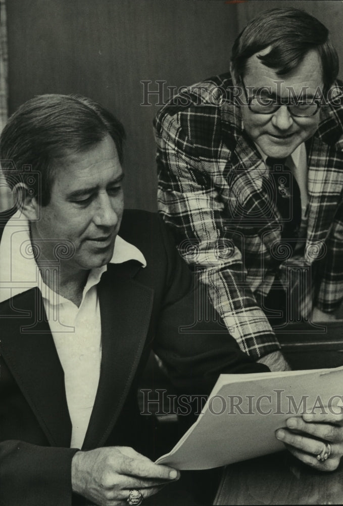 1977 Press Photo Alabama Coach C. M. Newton with Johnnie Morris checking plans - Historic Images