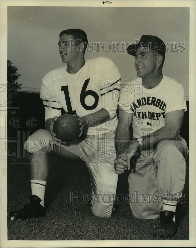 1961 Press Photo Vanderbilt football Art Guepe - abns07924 - Historic Images