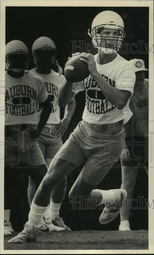 1990 Press Photo Auburn quarterback Frank McIntosh practice with other players - Historic Images