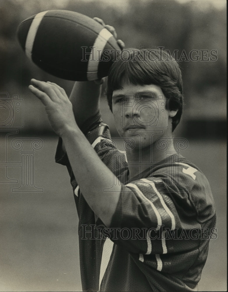 1983 Press Photo Faith Academy&#39;s Craig Roy, player of the week holding football - Historic Images