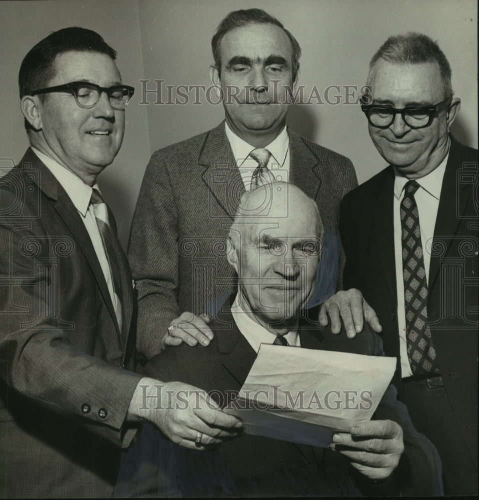 1969 Press Photo Jimmy Walker and others at Phillips High School alumni meeting- Historic Images