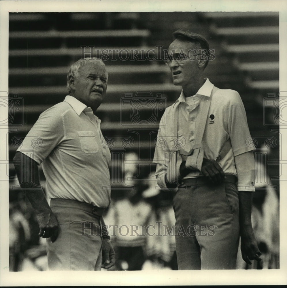 1986 Press Photo Coaches Bob Waters and Bob Setzer talk before game - abns08044 - Historic Images