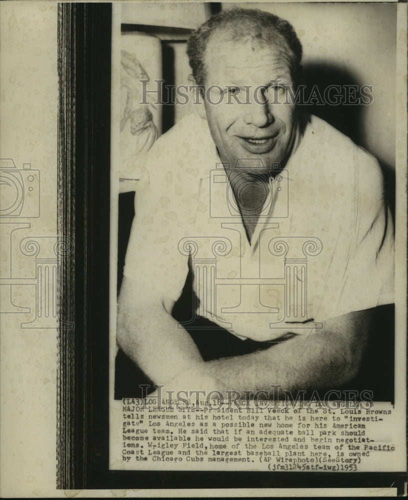 1953 Press Photo Bill Veeck, St. Louis Browns, talks with press, Los Angeles- Historic Images