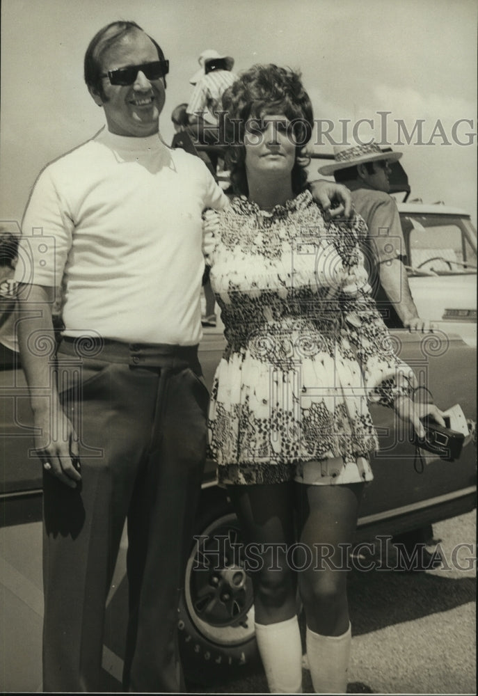 1971 Press Photo Race Car Driver Bill Ward with wife of Anniston, Alabama - Historic Images