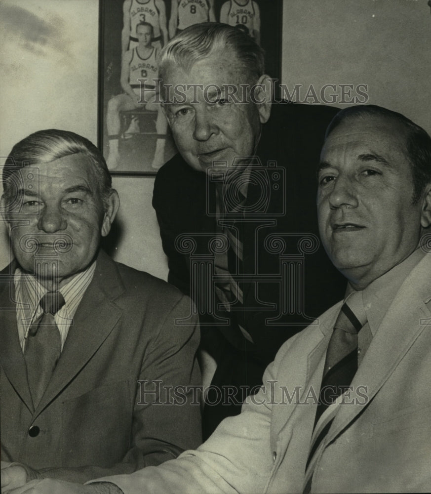 1971 Press Photo Coach Johnny Vaught with Oran Kuykendall and Mike Matsos - Historic Images