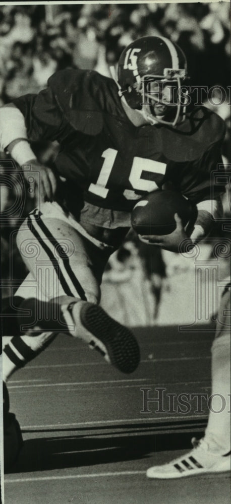 1979 Press Photo Football Player Tommy Wilcox in game with Others, Sports - Historic Images