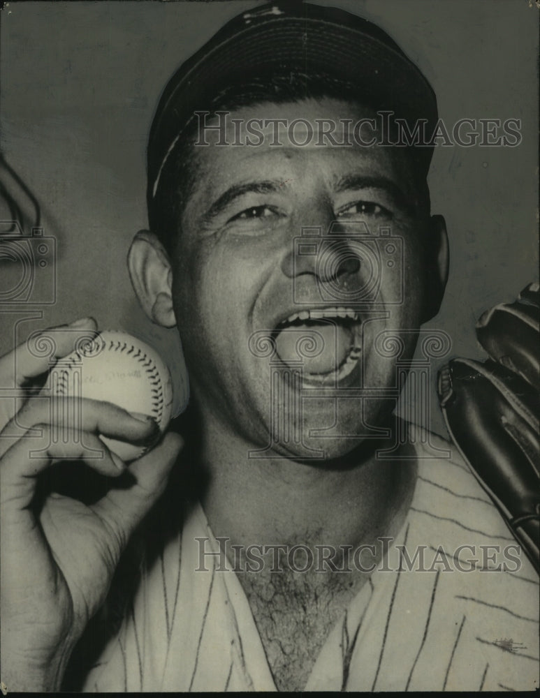 1958 Press Photo Baseball Player Early Wynn Holds Up Ball and Glove - abns08259 - Historic Images