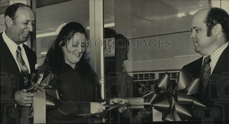 Load image into Gallery viewer, 1972 Press Photo Harry Walker with daughter Mary and Leeds Mayor Jack Courson
