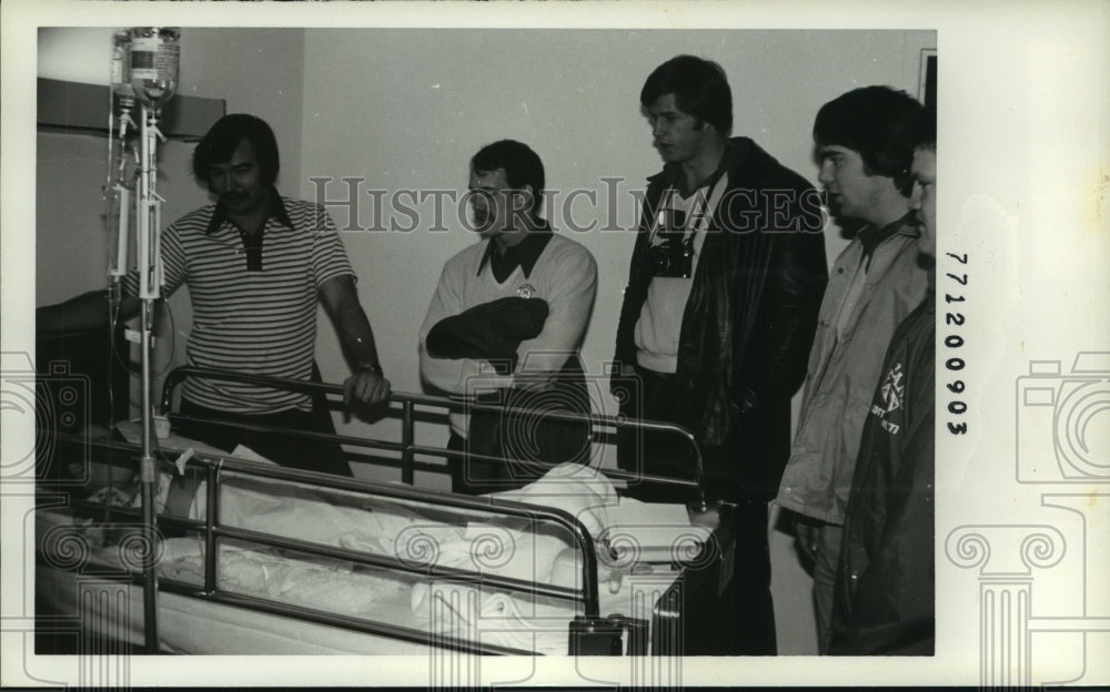 1977 Press Photo Sports, Football Hall of Fame Players in Hospital with Patient - Historic Images
