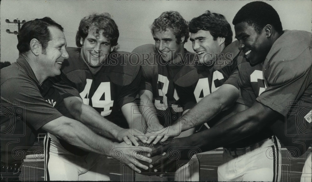 1976 Press Photo Alabama Football Players with Crimson Tide Coach Shorty White - Historic Images