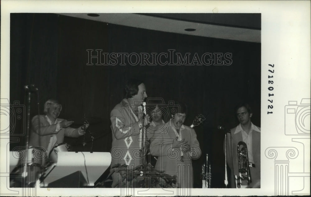 1977 Press Photo Sports, Football Hall of Fame Classic Attendees on stage - Historic Images