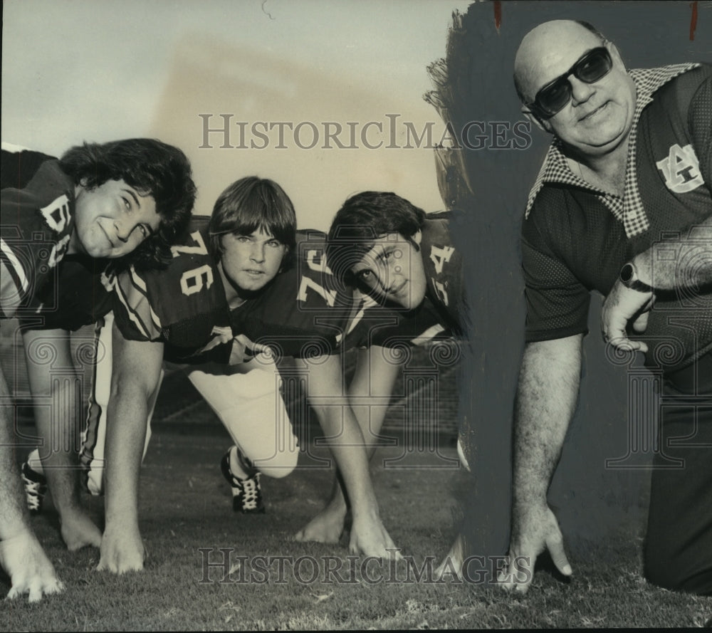 1977 Press Photo Auburn Defensive P. W. Underwood with Football Players - Historic Images