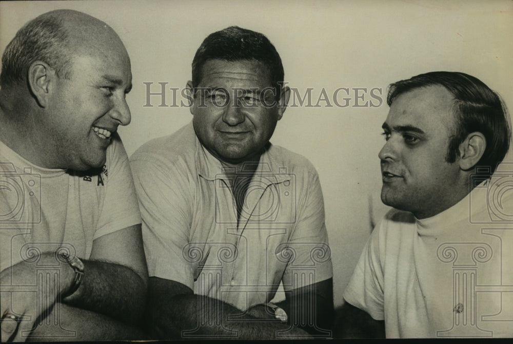 1970 Press Photo Former Pitcher Early Wynn talks Baseball with Trainer, Writer - Historic Images