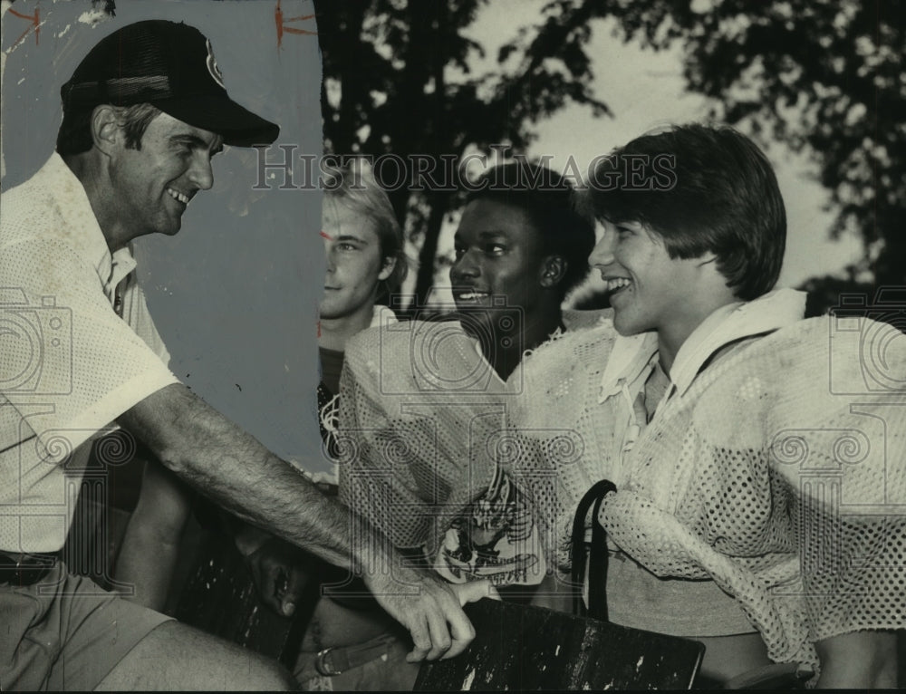 1978 Press Photo Ronnie Syphur, Sports Coach with Football Players - abns08493 - Historic Images