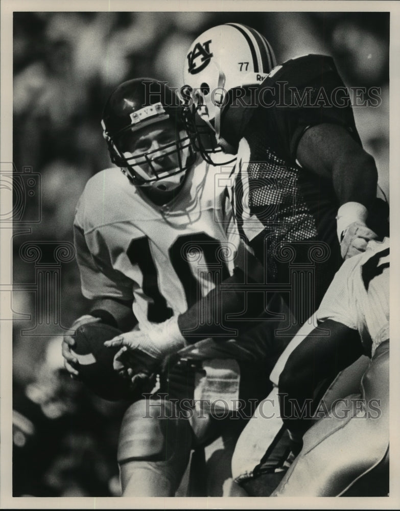 1990 Press Photo Auburn University Football Player Fernando Horn vs. Mike Healey- Historic Images