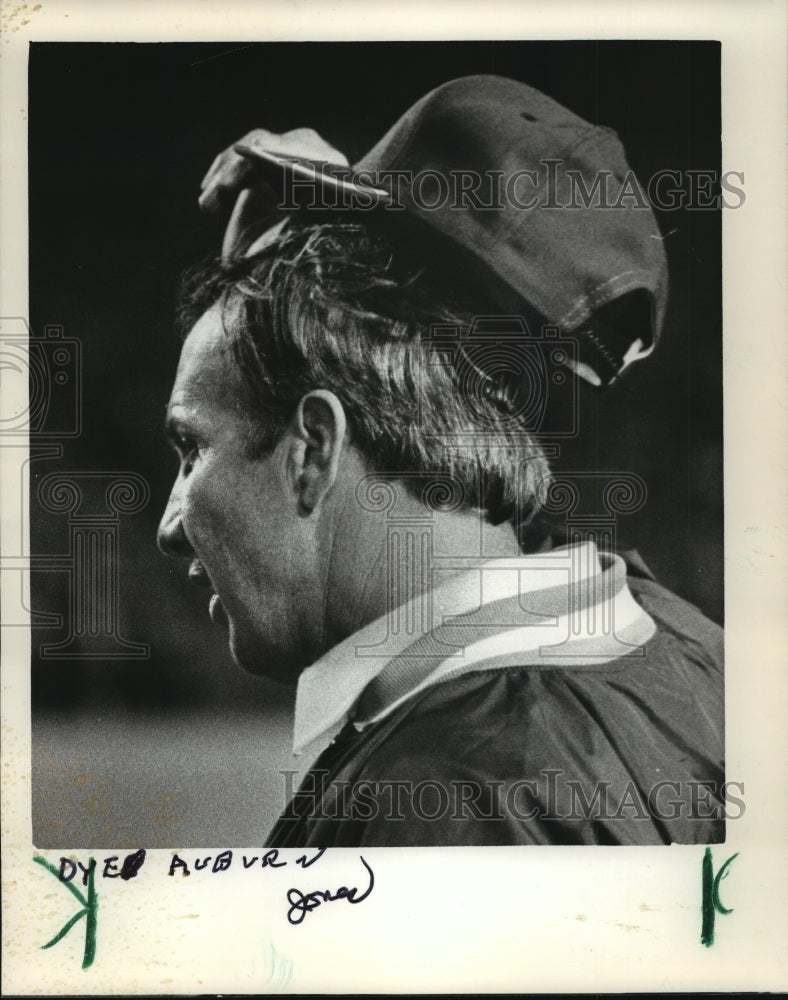 1984 Press Photo Pat Dye, Auburn University Head Football Coach, Ponders at Game - Historic Images