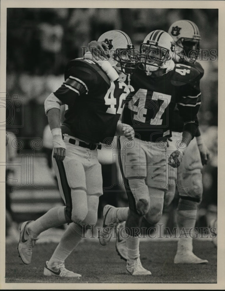 1985 Press Photo Auburn University Tigers #42 Celebrates After Interception - Historic Images