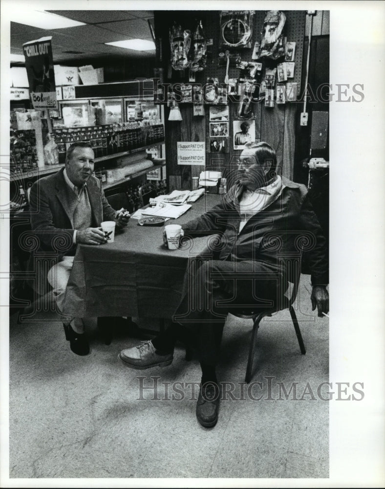 1991 Press Photo Auburn Coach Pat Dye and Dewey Northcutt at Bent Creek Grocers - Historic Images