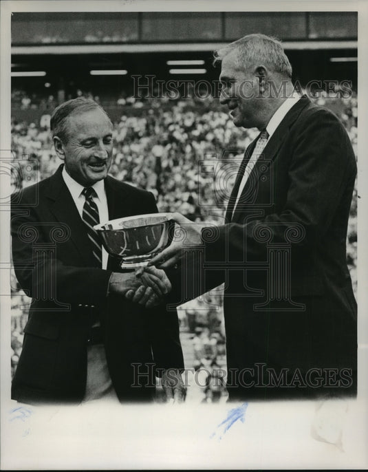 Press Photo Vince Dooley Receives Award From Auburn University President Martin - Historic Images