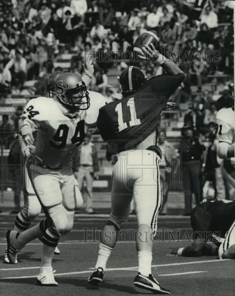 1976 Press Photo Southern Mississippi Player Sacks Alabama Quarterback For Loss - Historic Images