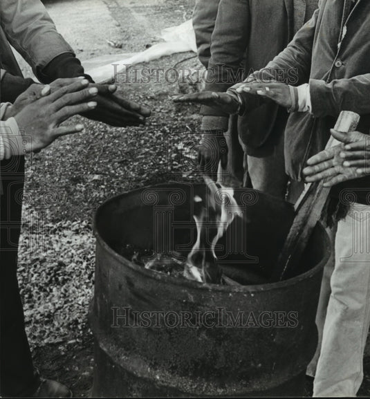 1980 Press Photo Outside Workers Warm Themselves at Fire on Birmingham Corner - Historic Images