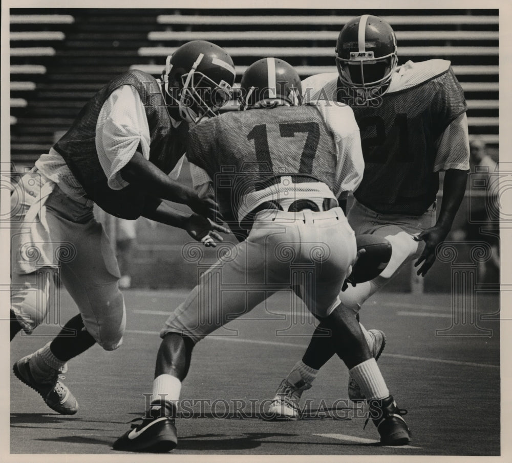 1988 Press Photo Alabama Football Kick Off Team Surround a Loose Ball - Historic Images