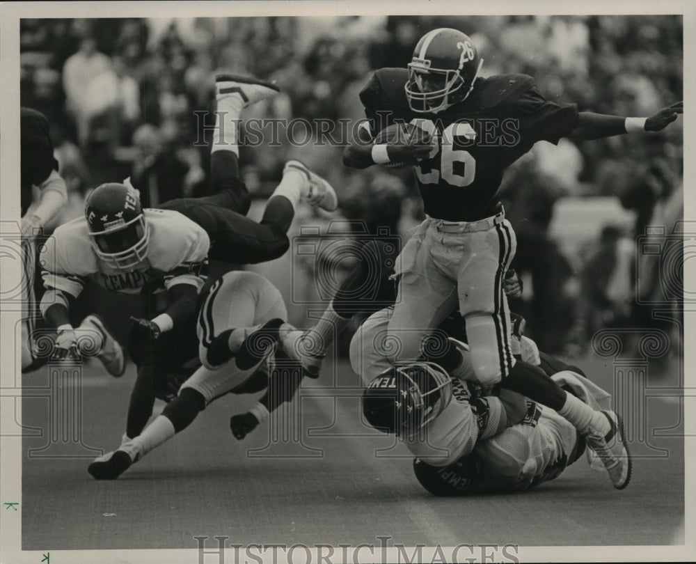 1986 Press Photo Football Player Bobby Humphrey Tries to Avoid Temple Tackles - Historic Images