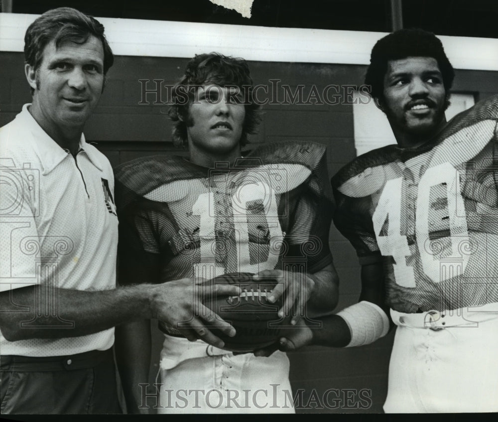 1974 Press Photo Birmingham Americans Football Coach Jack Gotta and Players - Historic Images