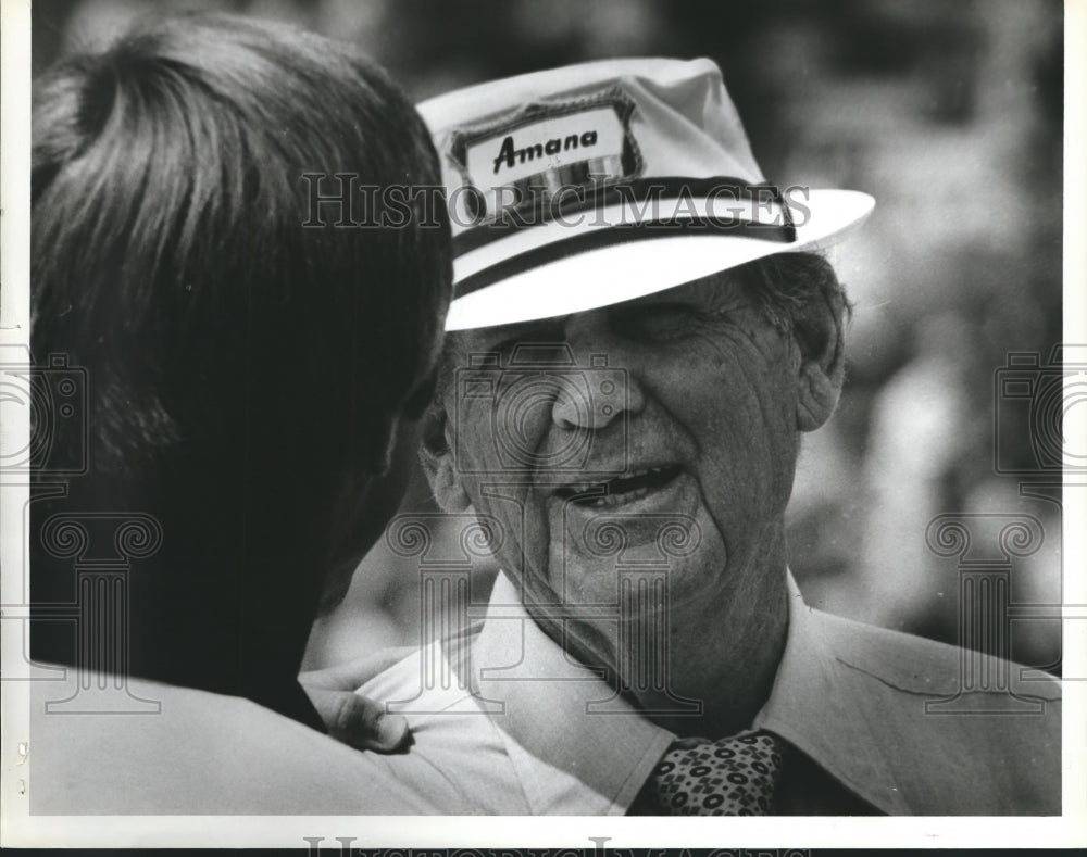 1981 Press Photo Coach Paul Bryant wears Amana hat on the sidelines during game. - Historic Images