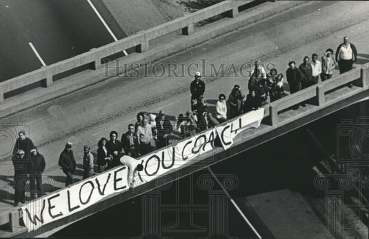1983 Press Photo Alabama-"We love you Coach" sign on interstate procession route - Historic Images