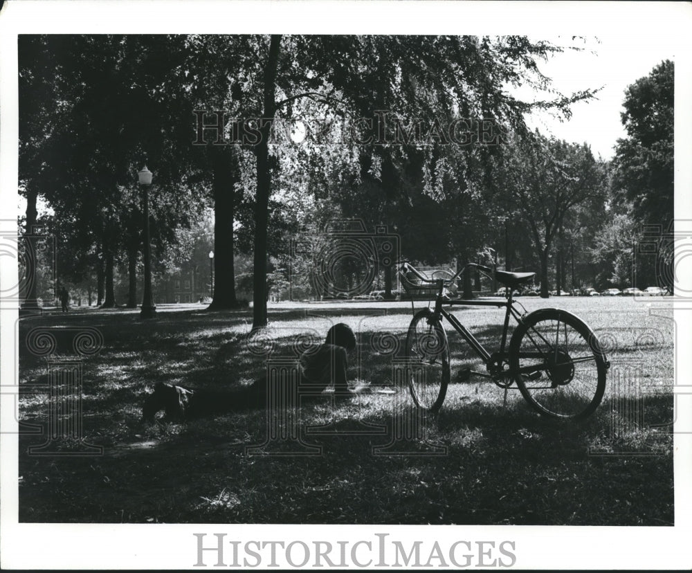 1971 Press Photo Alabama-Tuscaloosa-Student on the University of Alabama campus.